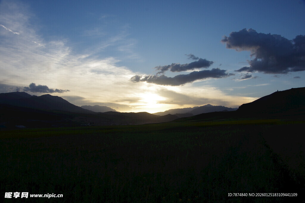 草原暮色中的壮丽日落