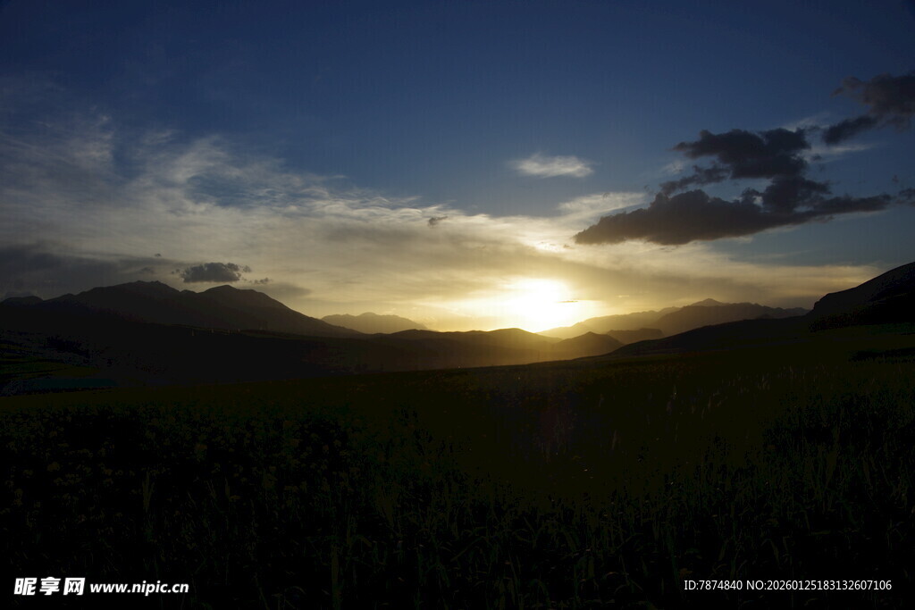 日落时分的山间美景