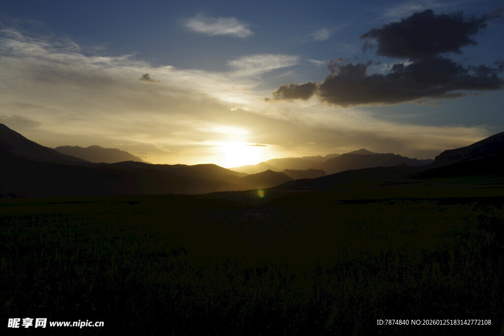 日落时分的山间美景