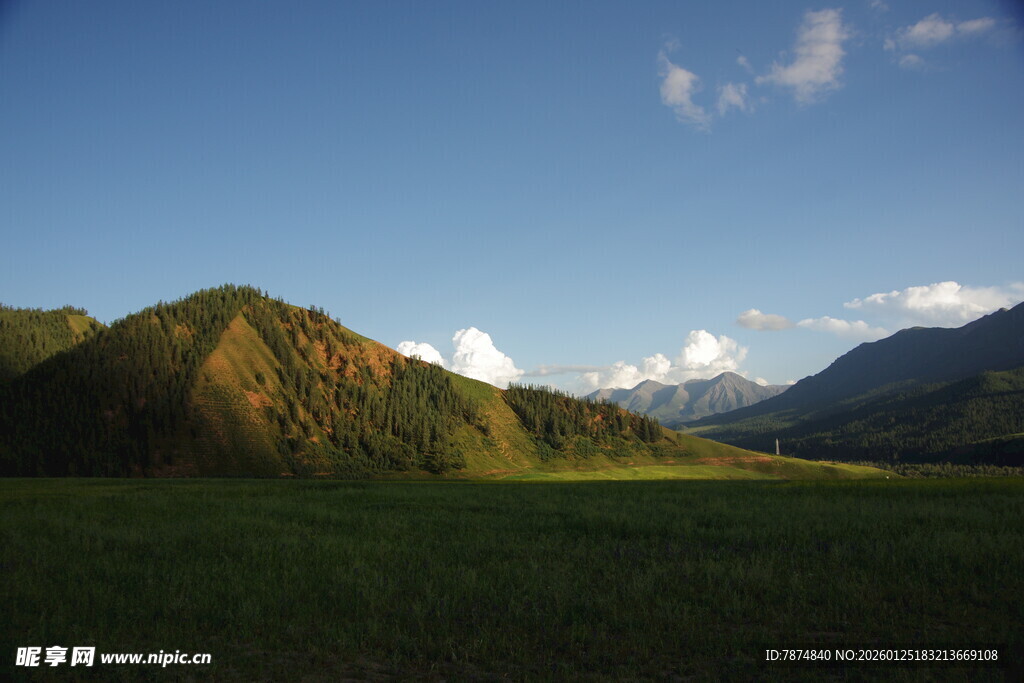 草原山峦蓝天美景如画