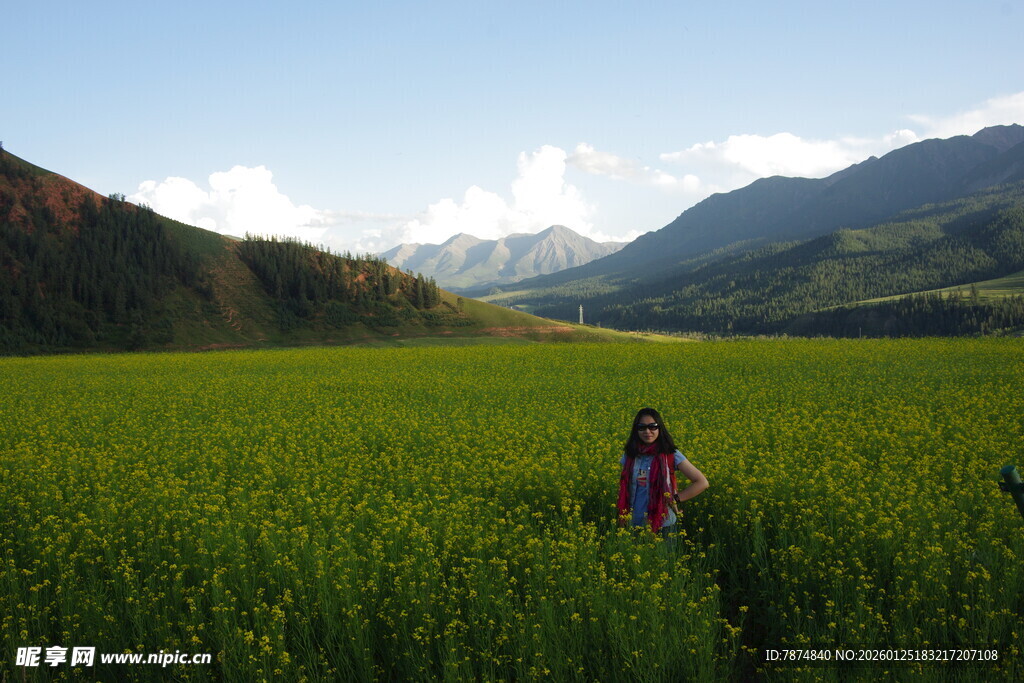 女孩置身绿色田野赏景