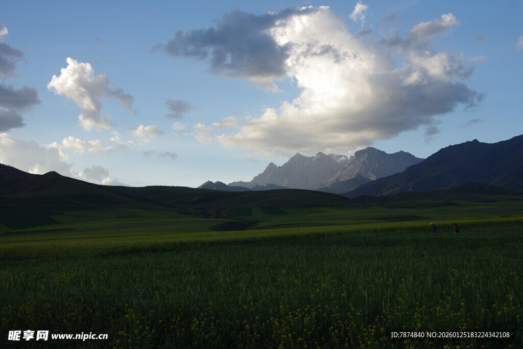 草原山峦间的壮丽天空