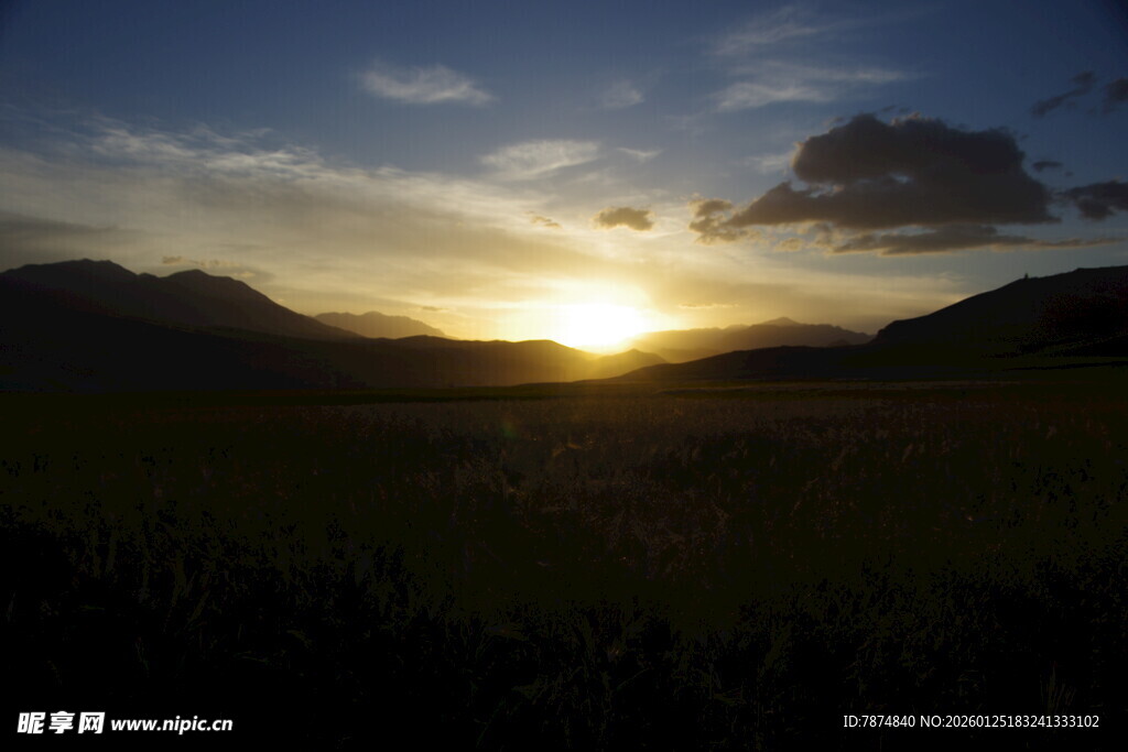 日落时分的山间美景