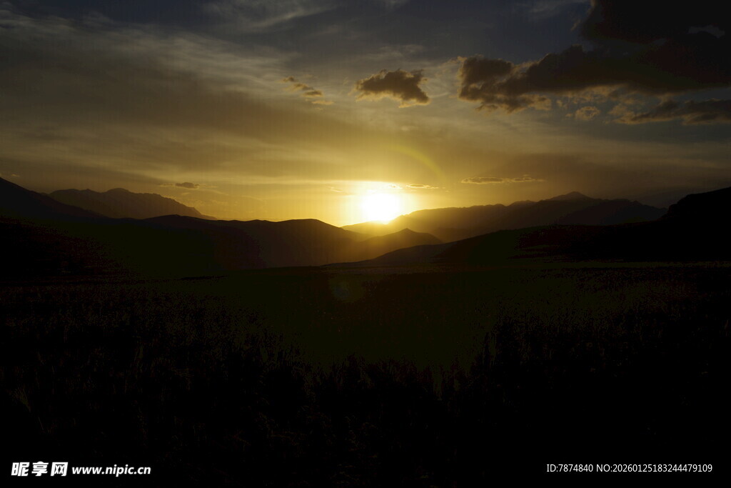 日落时分的山间美景