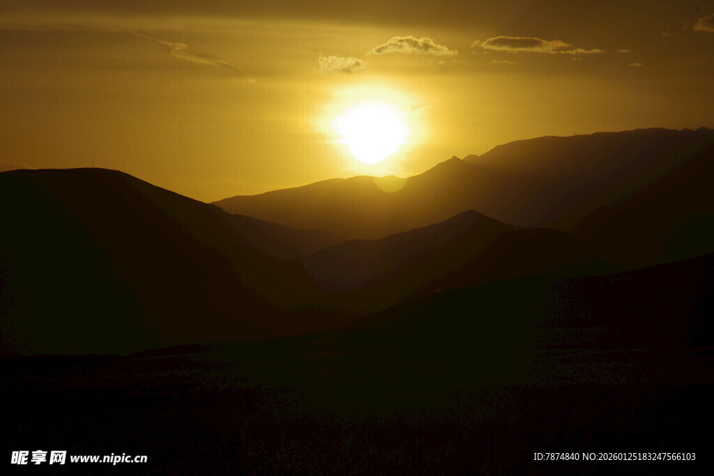 夕阳下的山峦美景