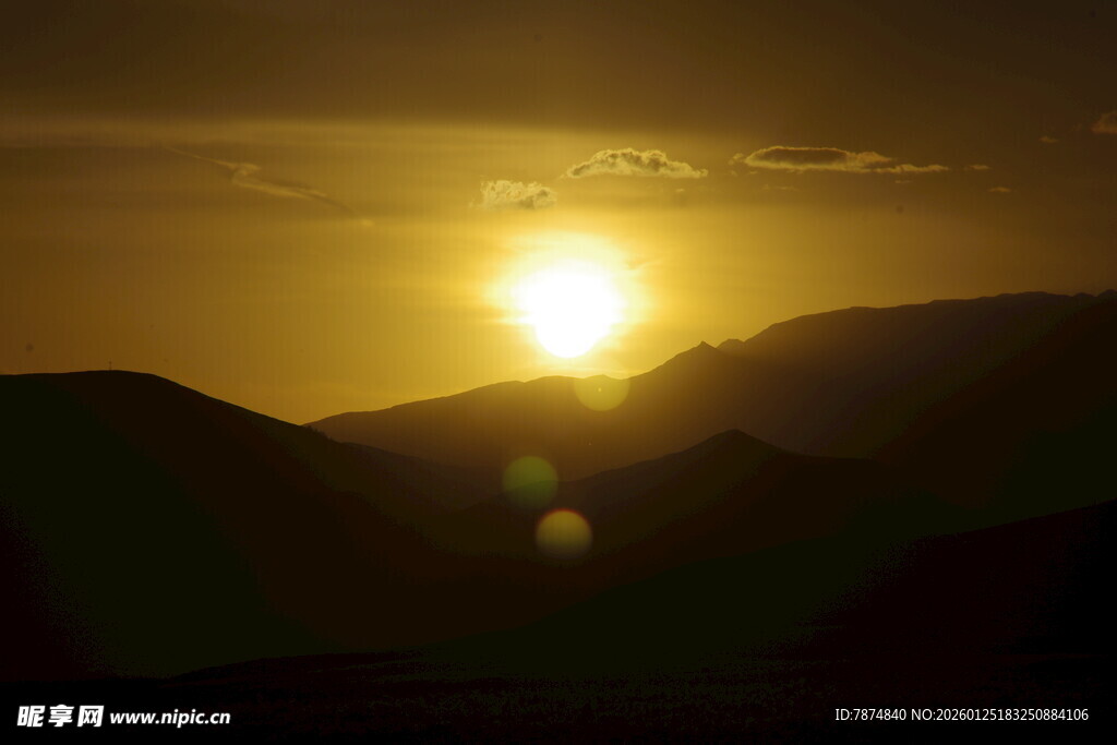 夕阳下的山峦美景