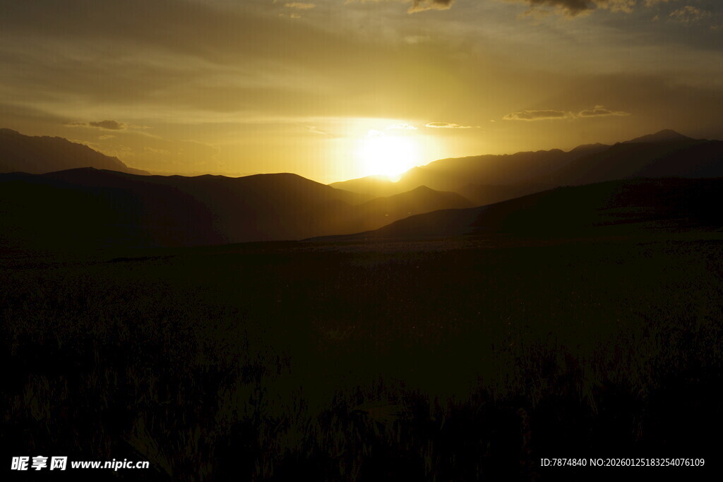 日落时分的壮美山间景色