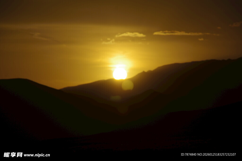夕阳下的山峦壮丽景观