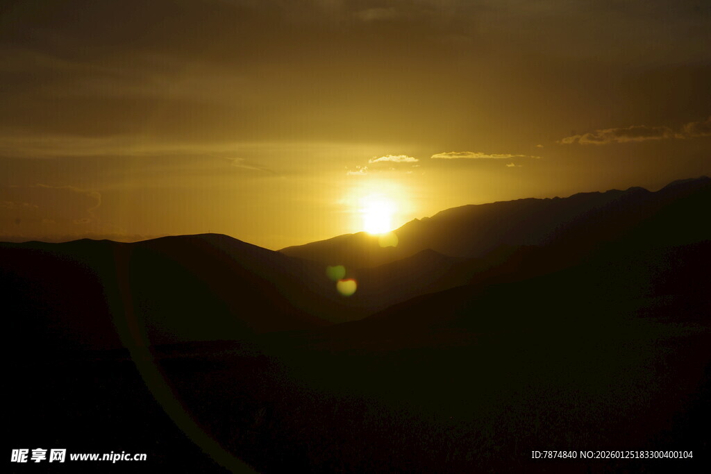 日落山谷间美景