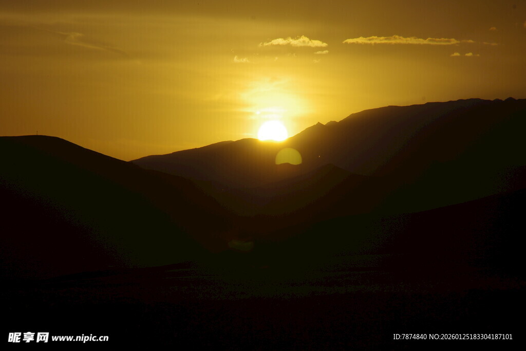 夕阳下的山峦美景