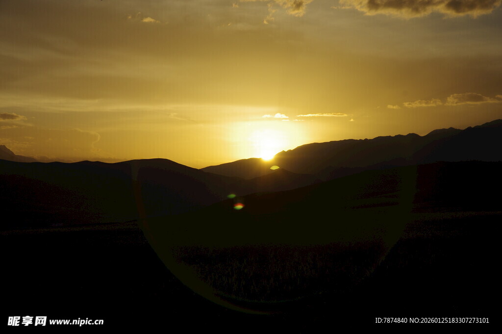 夕阳下的山峦美景