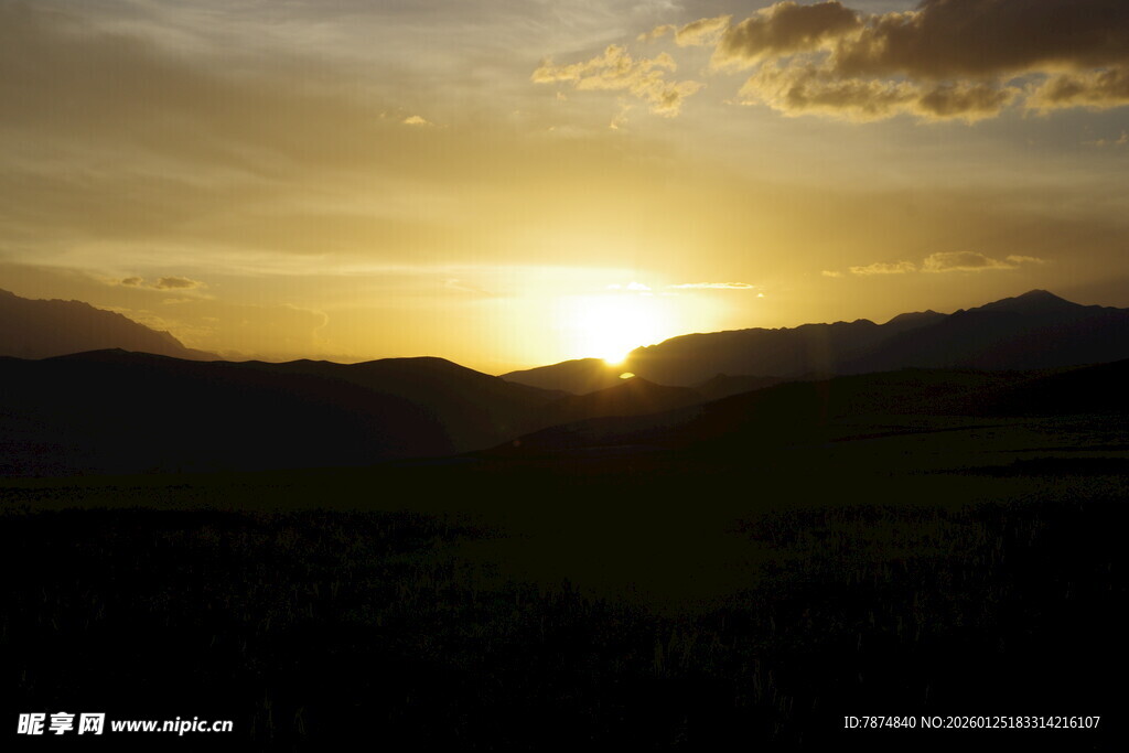 日落时分的山峦美景