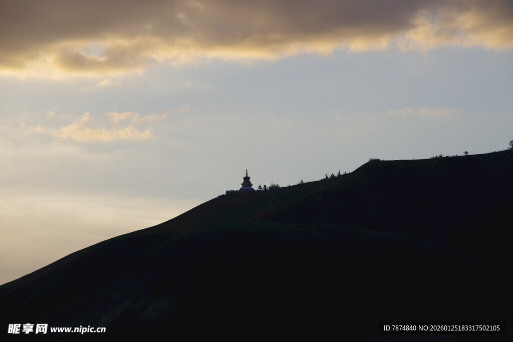 黄昏山顶建筑剪影