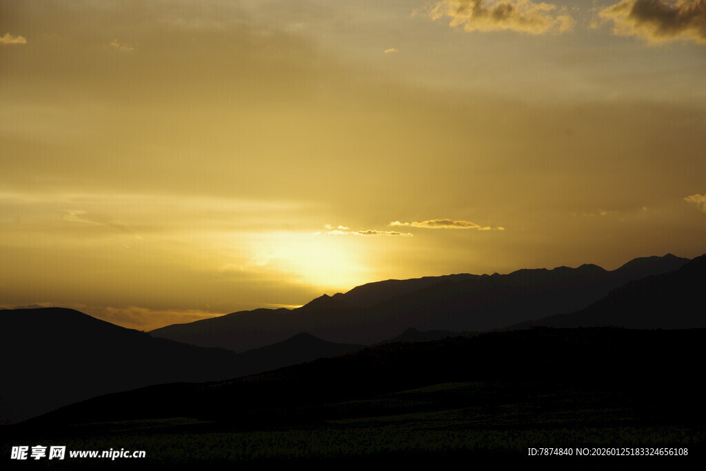 夕阳下的山峦美景