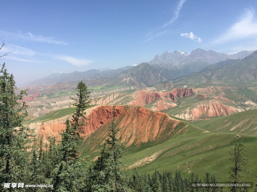 七彩山峦间的壮美风光