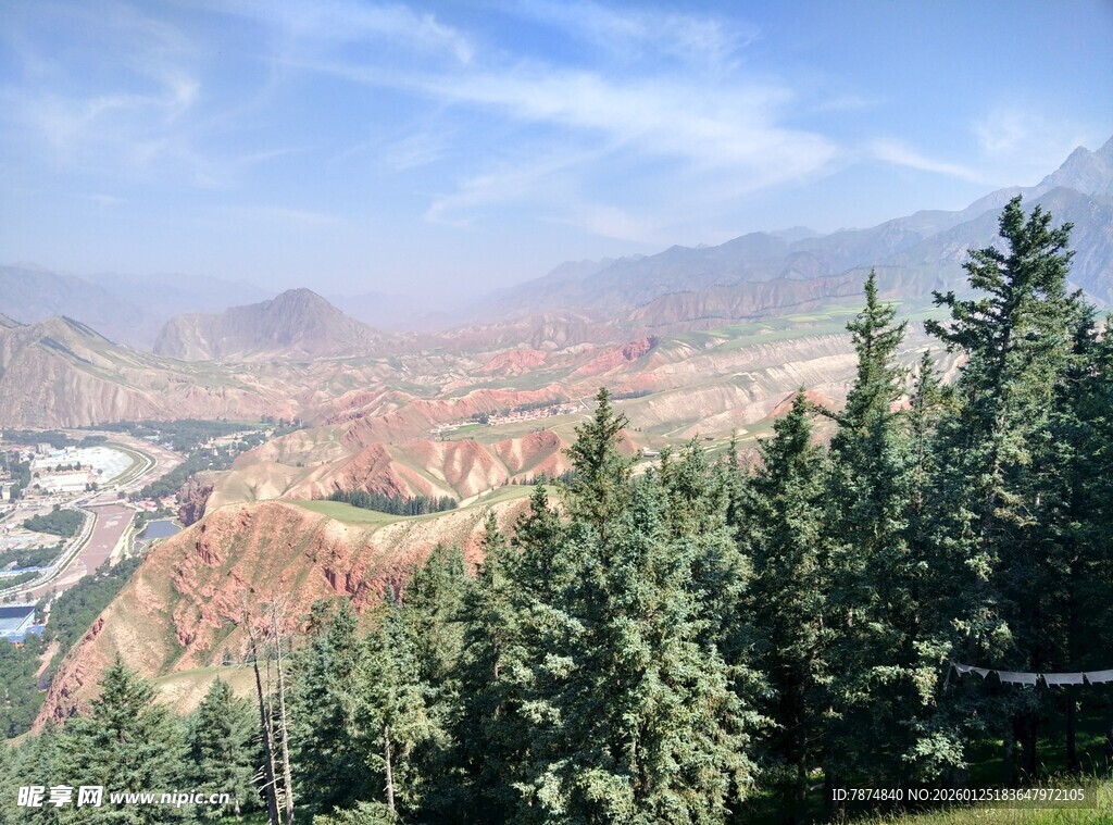 山间葱郁林木与远阔景致