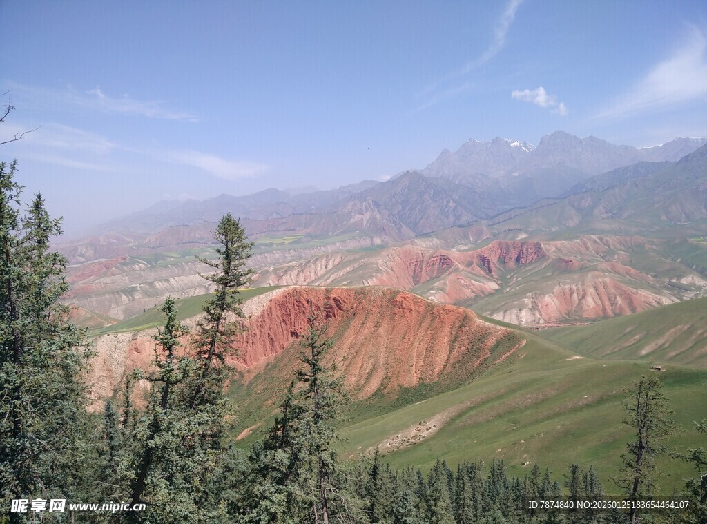 壮美七彩山峦风景图