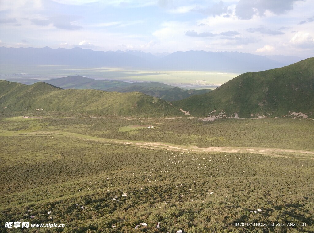 山间开阔土路风景