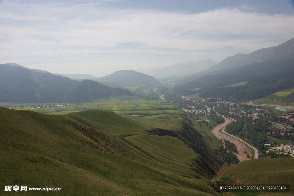 山间绿野中的蜿蜒道路