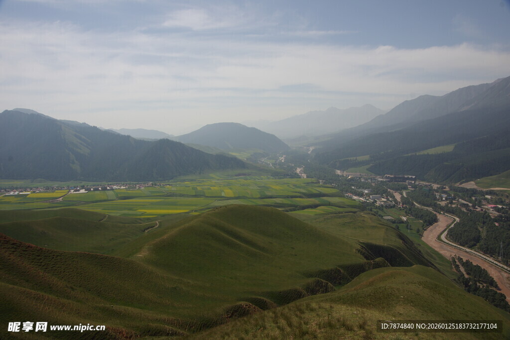 山间绿野村庄美景