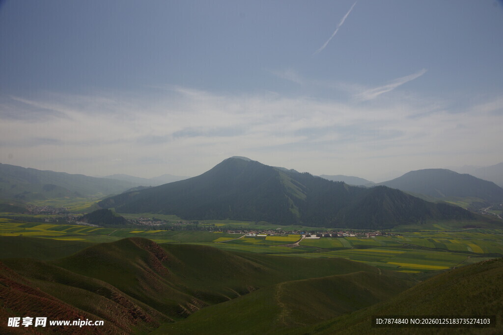 山间美景 广袤绿野与远山