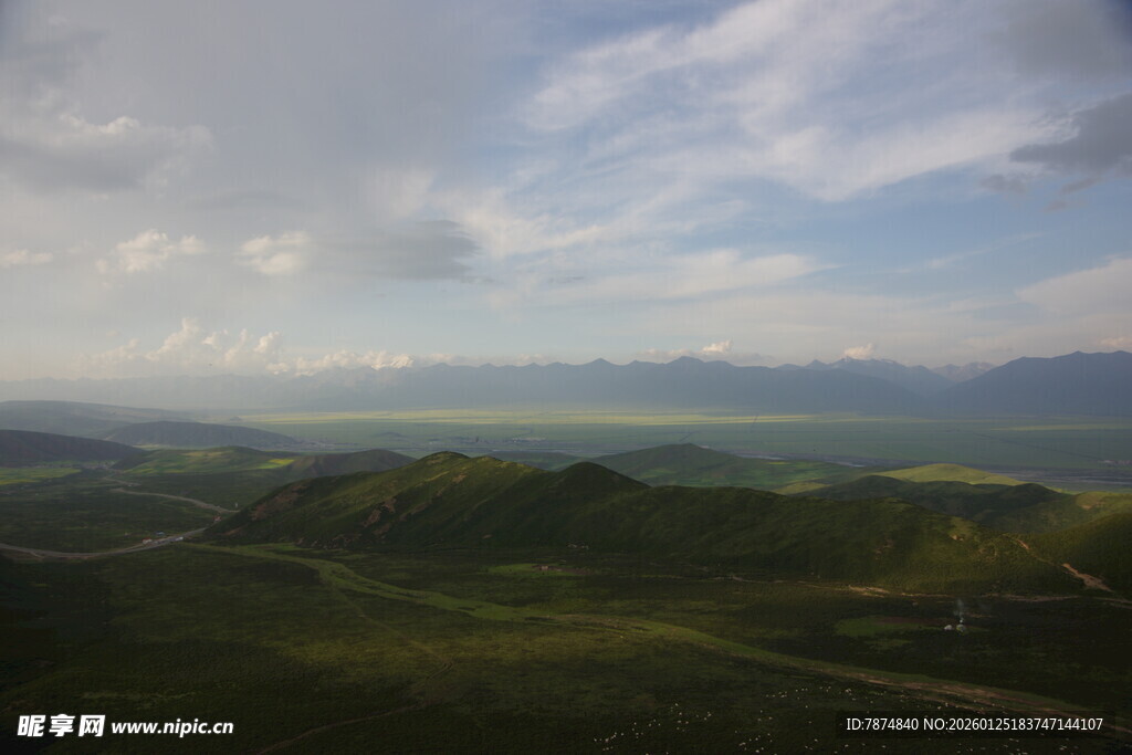 山峦绿野间的开阔景致