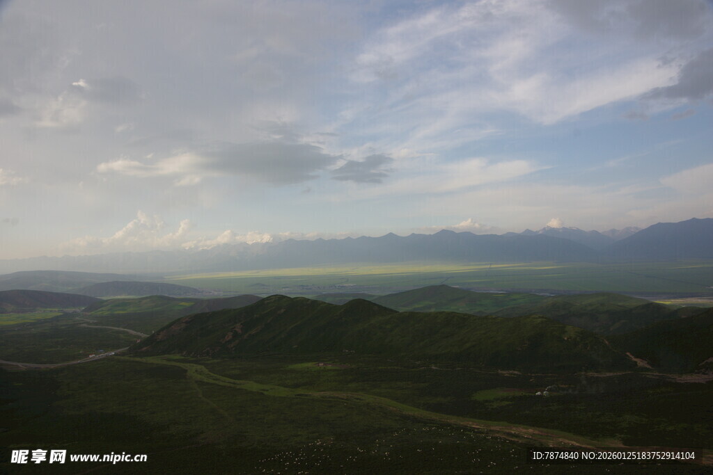 山间美景 云绕绿野