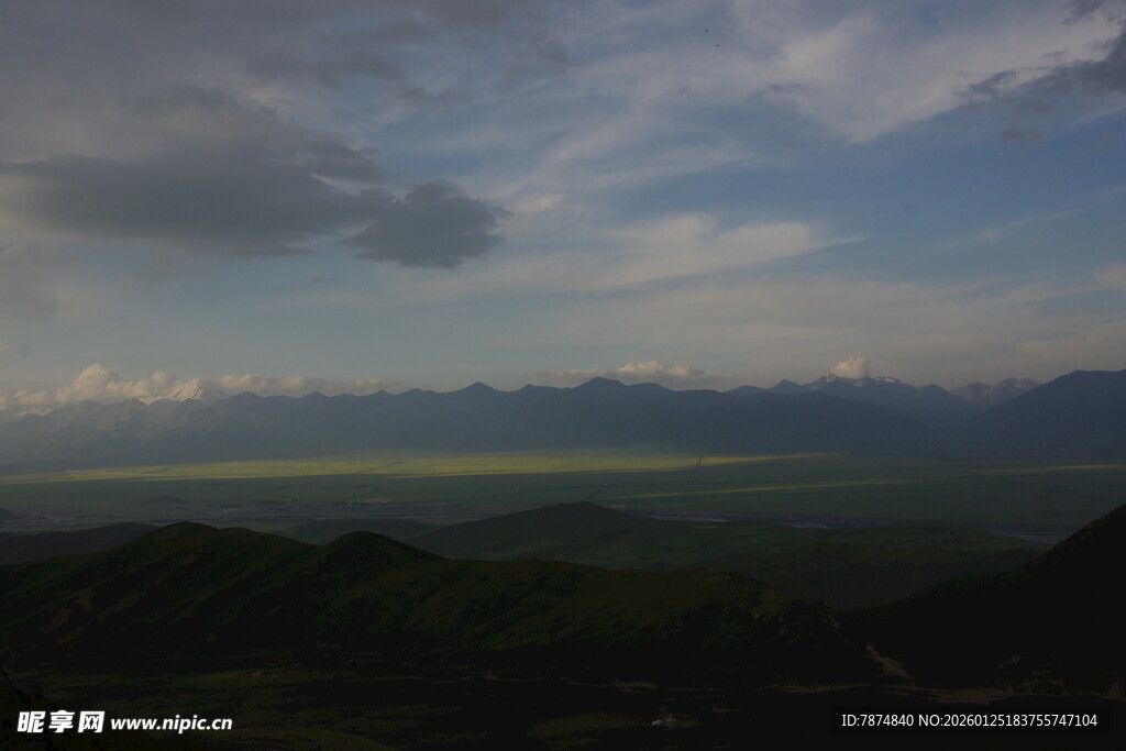 山峦云海间的壮阔景致