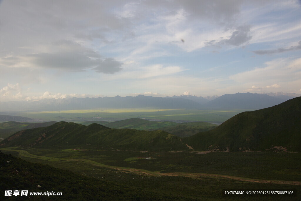 山间公路 远眺壮丽风景