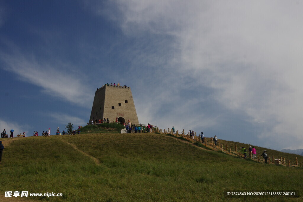山丘上的古老建筑