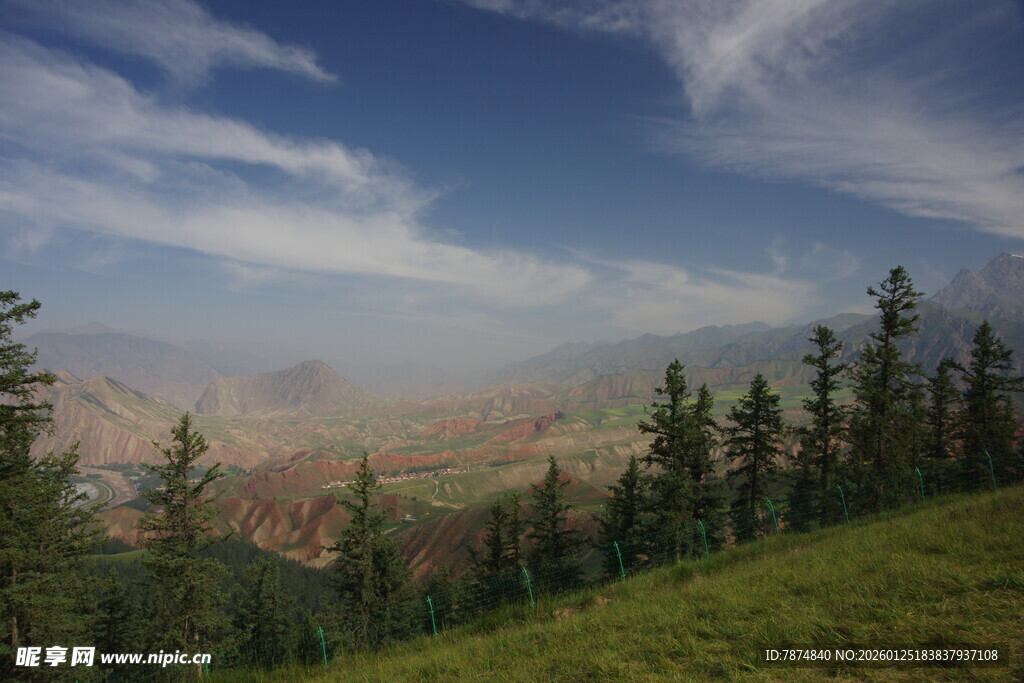 山间美景 葱郁林木映蓝天