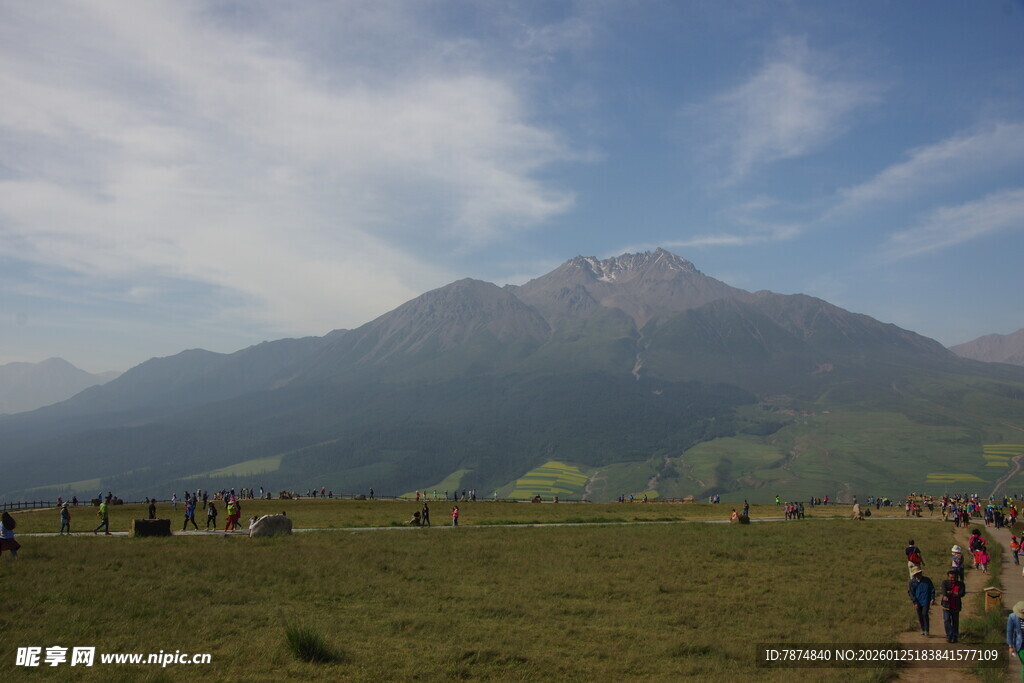 草原上的远山与人群