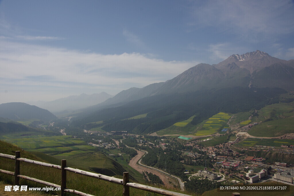 山间小镇美景俯瞰