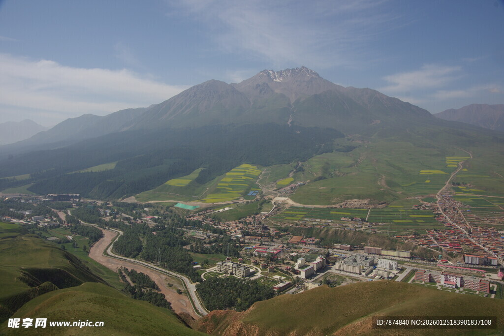 山间城镇俯瞰美景