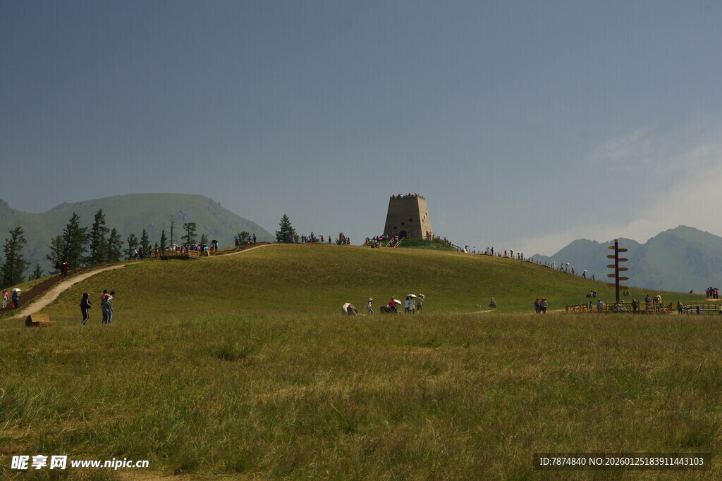 草原上的古迹与游人
