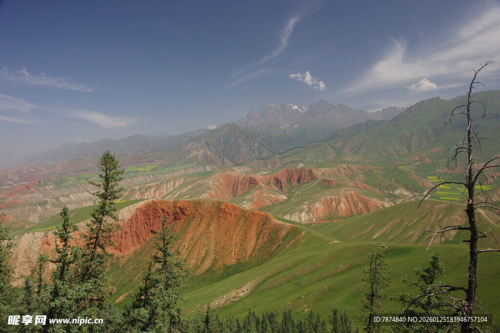 七彩山峦间的自然美景