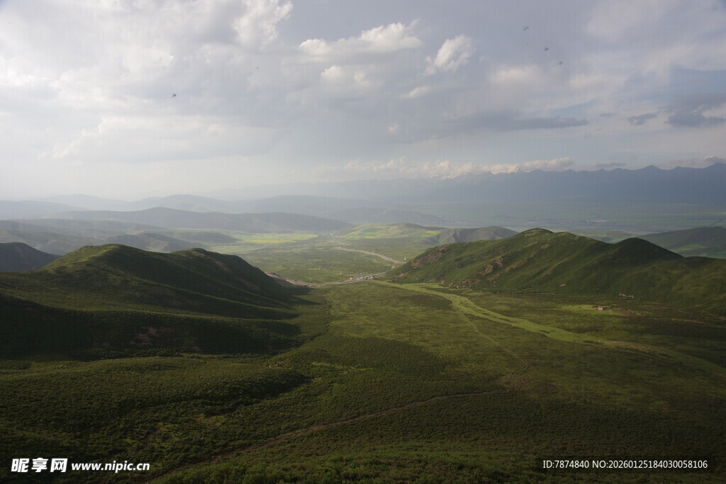 山峦绿野间的壮阔风光