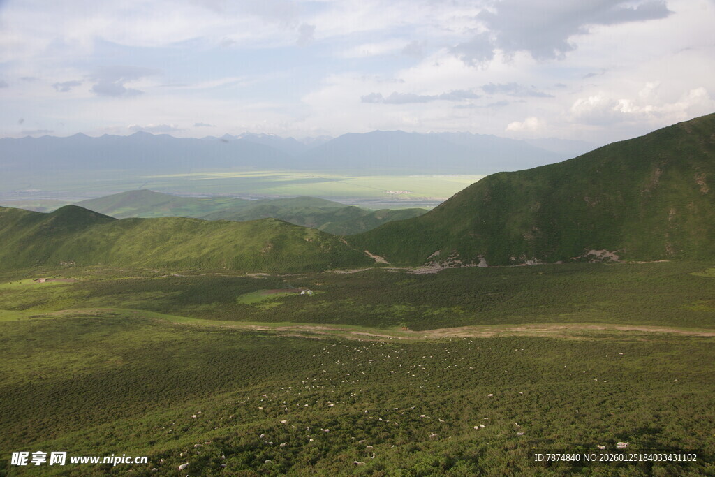 广袤绿野间的山峦风光
