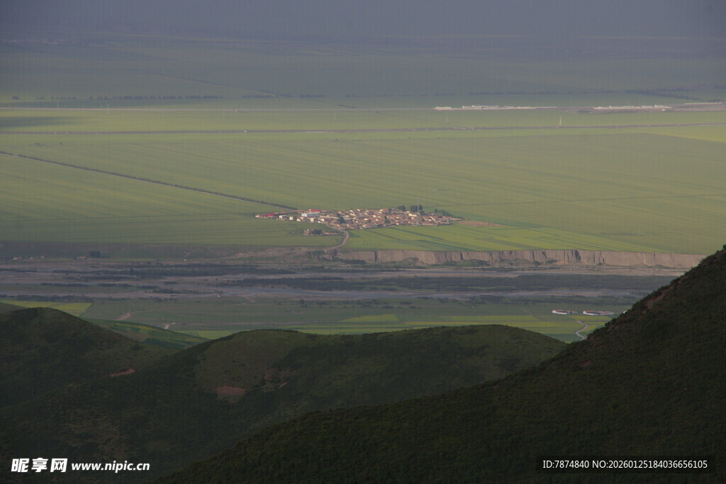 俯瞰广袤绿野与山间景象