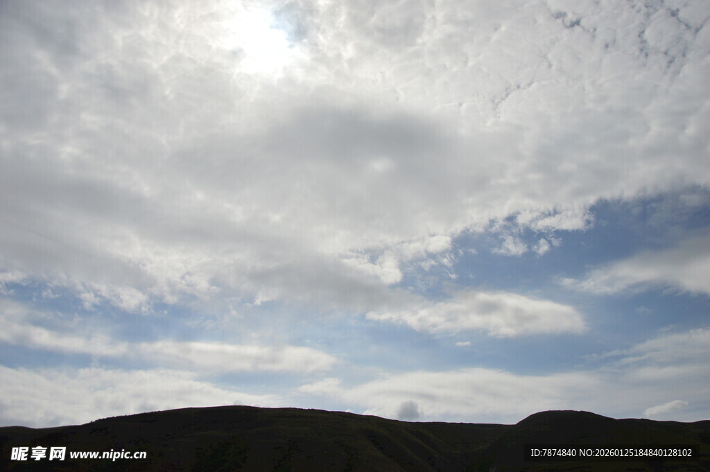 蓝天白云下的山峦景色