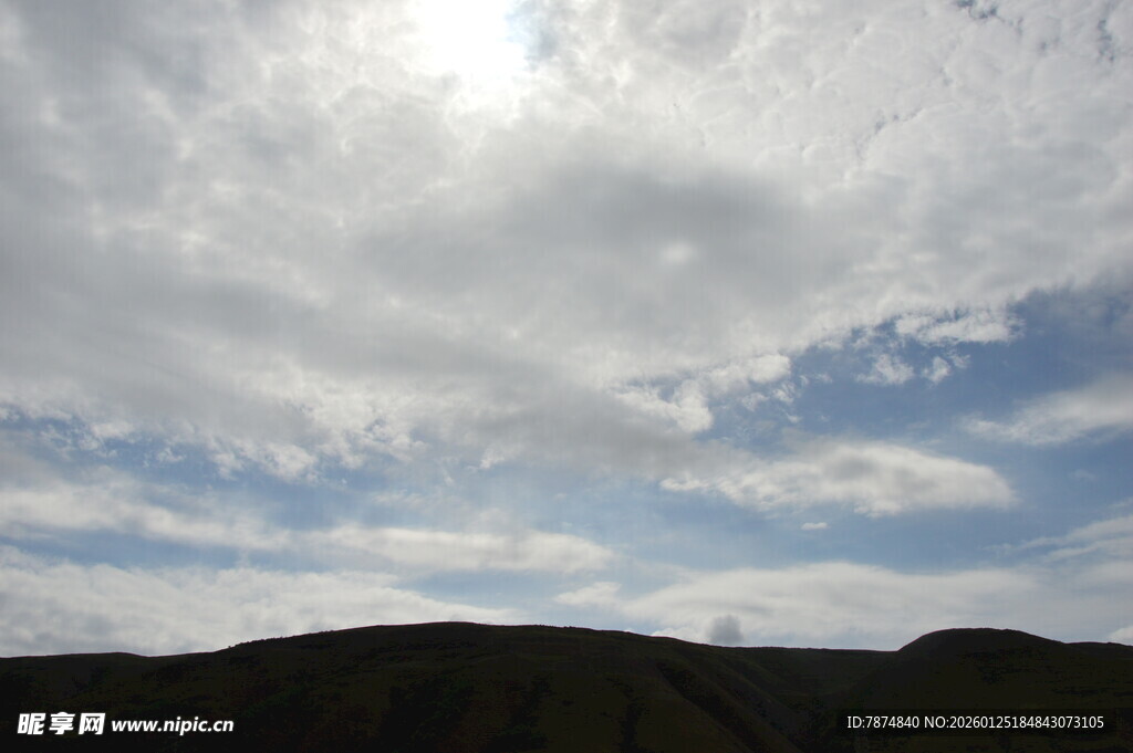 蓝天白云下的山峦景色