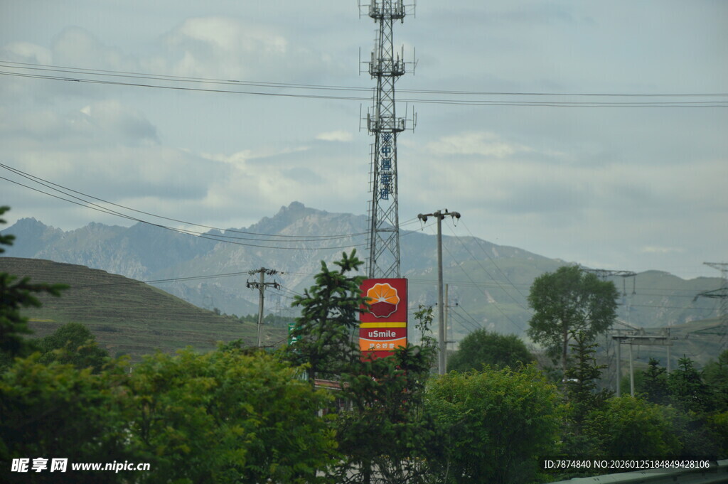 加油站旁的通信塔与远山