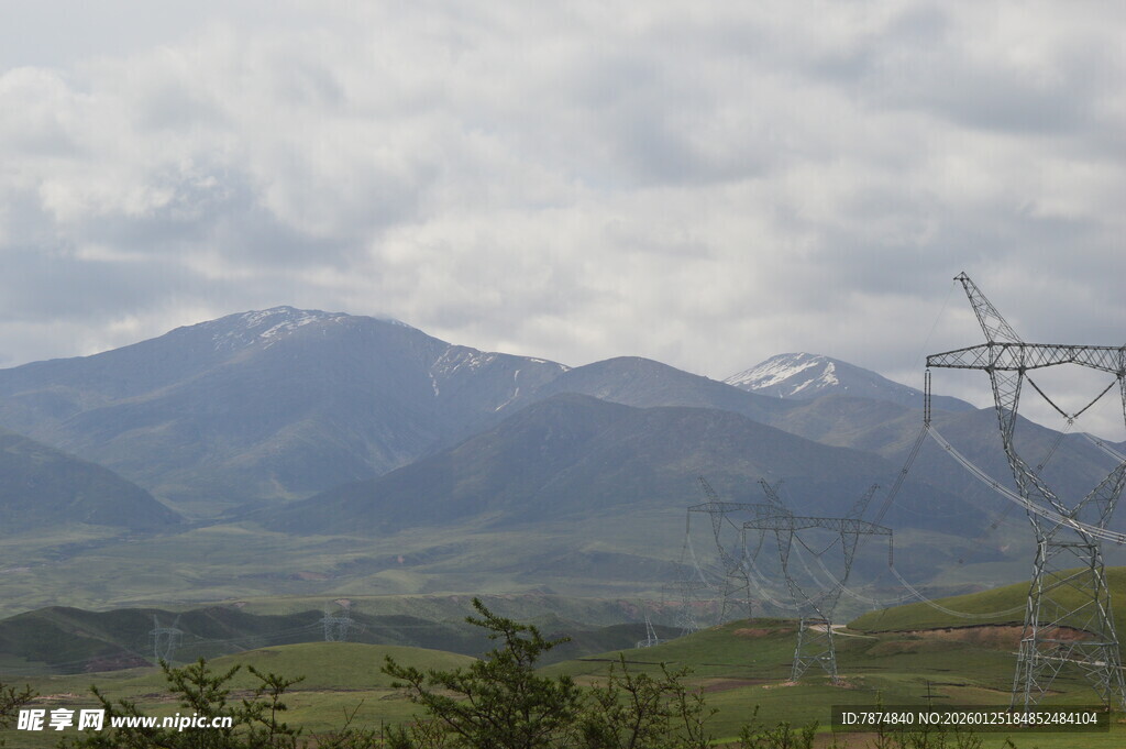 山间输电线路与壮丽风景