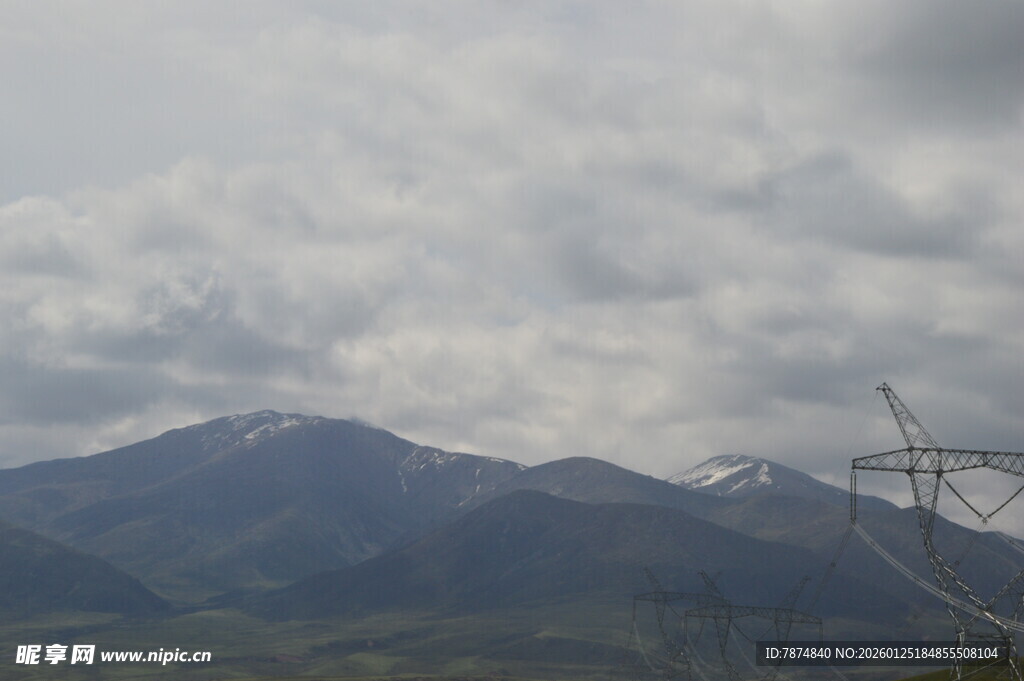 山峦间的输电塔