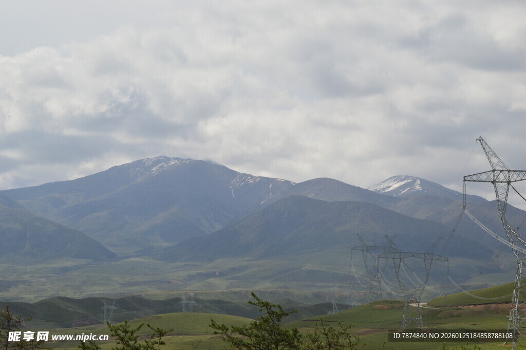 山峦与输电线路的景致