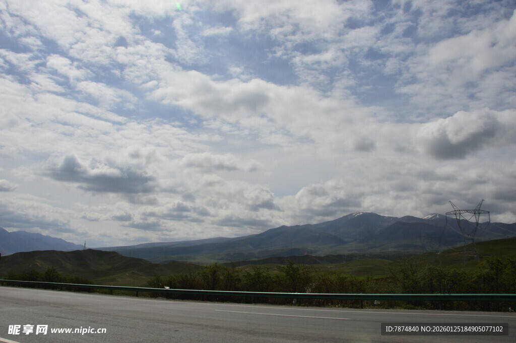 公路边的蓝天白云与远山