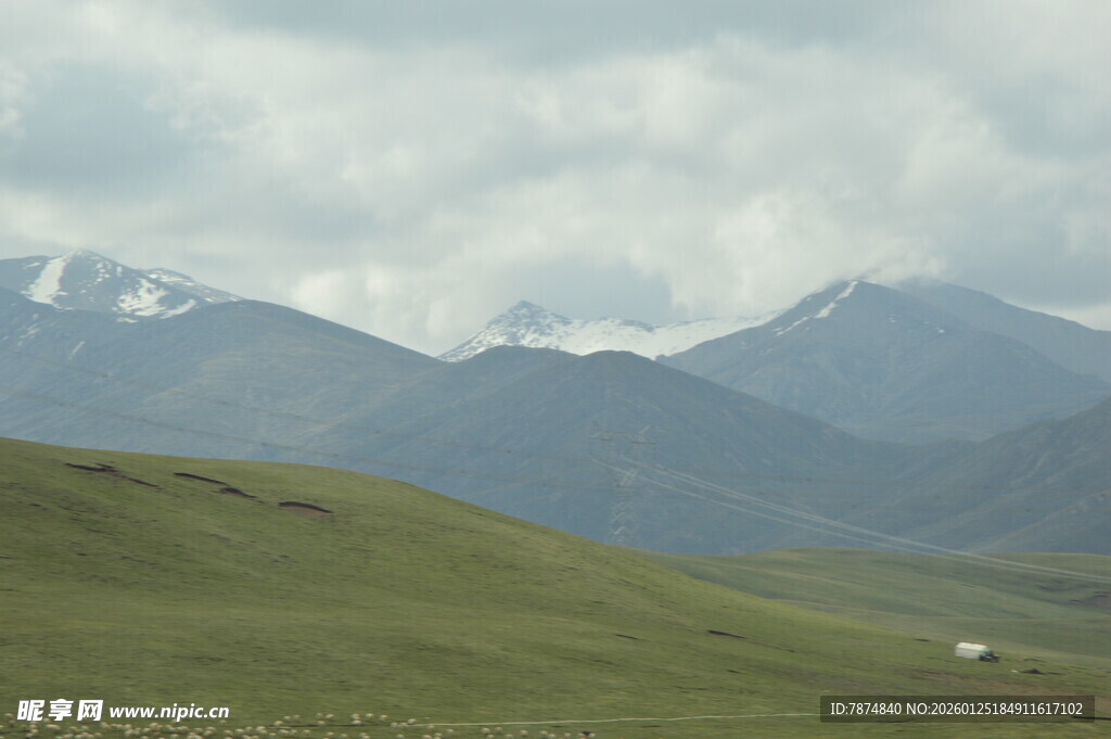 草原上的连绵山脉