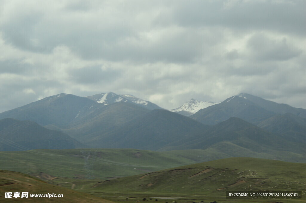 云雾缭绕的壮阔山峦