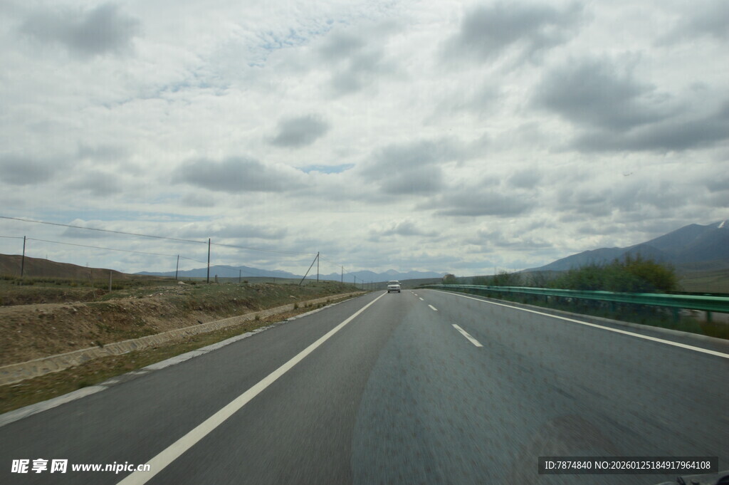 宽阔公路伸向远方
