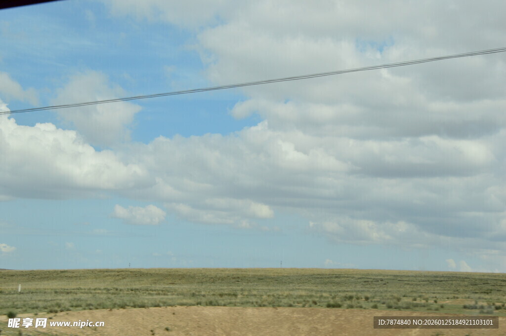 广袤原野上的蓝天白云